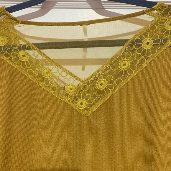 Free people shirt with awesome detailing V-neck. It is a high low size large. - Picture 4 of 10